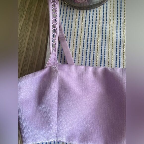 Bronx & Banco lavender top with a delicate lace bra - Picture 6 of 11
